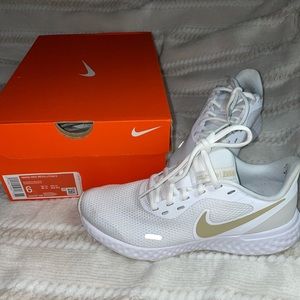 Women’s Nike Revolution 5